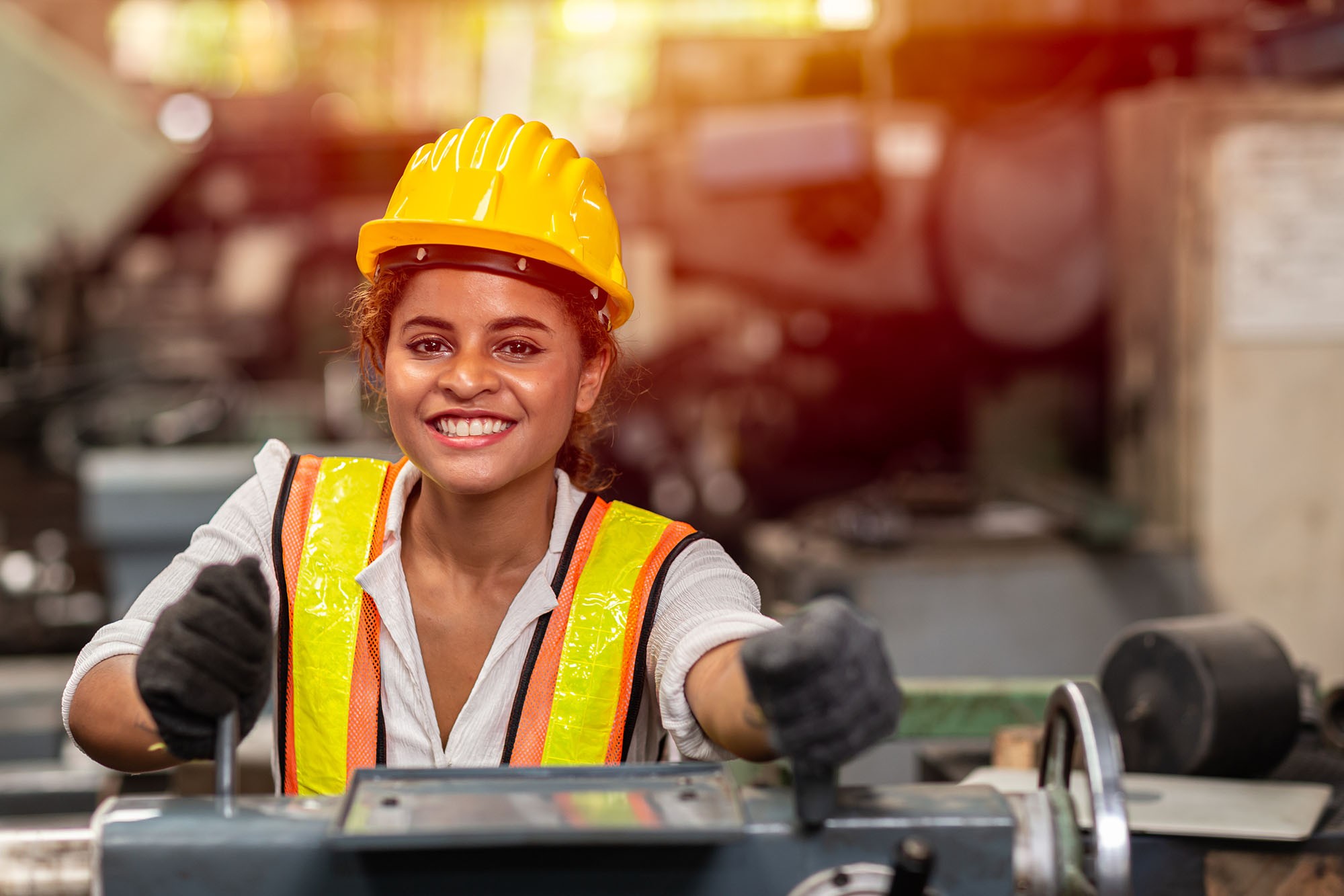 Продавец рабочей силы. Factory female worker. Factory worker woman. Factory worker smiling working. Мостостроитель женщина картинка.